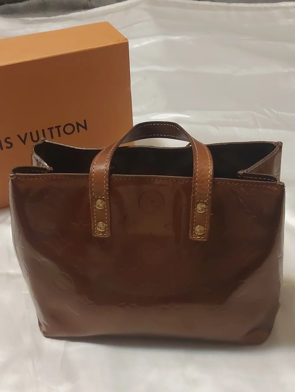 💯% Louis Vuitton Vernis Brown Patent Leather Tote with LV Trunks & Bags Charm🎀